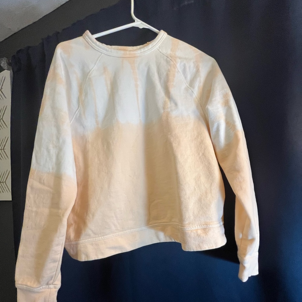 Universal thread size medium crew neck sweatshirt